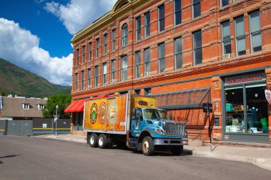 Aspen, ABD - Temmuz 17,2013: Aspen sokakta. Aspen, Colorados Rocky Dağları bir kayak tatil beldesi ve açık rekreasyon için yıl boyunca varış noktası değil.