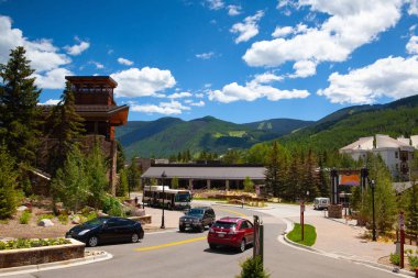 Vail, Colorado, ABD - Temmuz 16,2013: Vail kartal ilçe ev kuralı eyâletinde, Colorado.Vail küçük bir kasaba Vail Dağı, büyük Vail Kayak Merkezi ev dibinde.