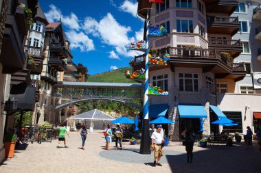 Vail, Colorado, ABD - Temmuz 16,2013: Vail kartal ilçe ev kuralı eyâletinde, Colorado.Vail küçük bir kasaba Vail Dağı, büyük Vail Kayak Merkezi ev dibinde.