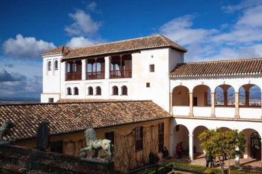 Granada, İspanya - Şubat 2,2013: Alhambra palace ve Granada, Endülüs, İspanya bulunan kale karmaşık olduğunu. Başlangıçta Roma surlarının kalıntıları reklam 889 içinde küçük bir kale olarak inşa edilmiştir