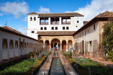Granada, İspanya - Şubat 2,2013: Alhambra palace ve Granada, Endülüs, İspanya bulunan kale karmaşık olduğunu. Başlangıçta Roma surlarının kalıntıları reklam 889 içinde küçük bir kale olarak inşa edilmiştir