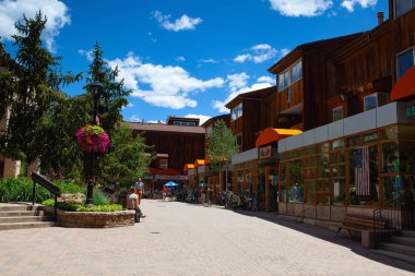 Vail, Colorado, ABD - Temmuz 16,2013: Vail kartal ilçe ev kuralı eyâletinde, Colorado.Vail küçük bir kasaba Vail Dağı, büyük Vail Kayak Merkezi ev dibinde.