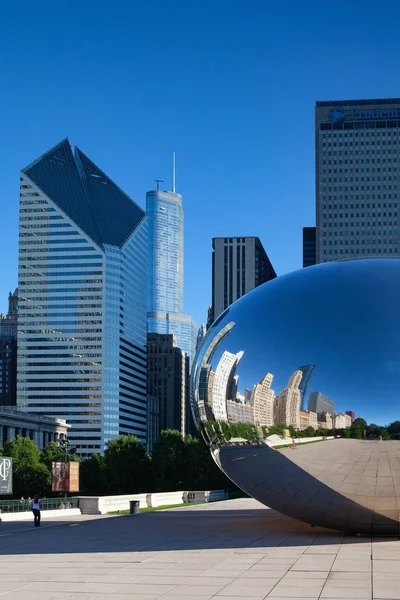 伊利诺伊州芝加哥 2013年7月12日 云门是印度出生的英国艺术家阿尼什 卡普尔爵士的公共雕塑 是伊利诺伊州芝加哥环城社区千年公园 广场的核心 — 图库照片