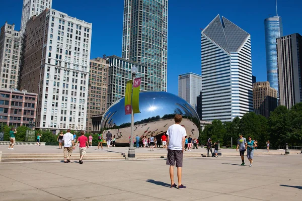 伊利诺伊州芝加哥 2013年7月12日 云门是印度出生的英国艺术家阿尼什 卡普尔爵士的公共雕塑 是伊利诺伊州芝加哥环城社区千年公园 广场的核心 — 图库照片