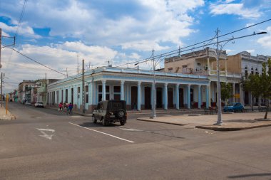 Cienfuegos, Cuba - Ocak 28,2017: tipik koloni içinde Cienfuegos sokak. Cienfuegos, Cienfuegos eyaletinin sermaye Cuba.The güney kıyısında Şehir bir şehir La Perla del Sur lakaplı olduğunu