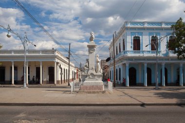 Cienfuegos, Cuba - Ocak 28,2017: tipik koloni içinde Cienfuegos sokak. Cienfuegos, Cienfuegos eyaletinin sermaye Cuba.The güney kıyısında Şehir bir şehir La Perla del Sur lakaplı olduğunu
