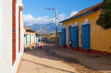 Trinidad, Küba - 29 Ocak 2017: tipik eski sömürge Trinidad, Küba'da sokak. (Unesco Dünya Mirası)