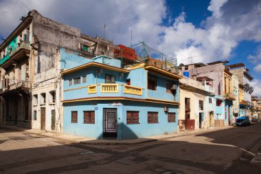 Havana, Küba - Ocak 22,2017: çürüyen ve yenilenmiş binalar eski Havana City, Küba'da ana cadde üzerinde
