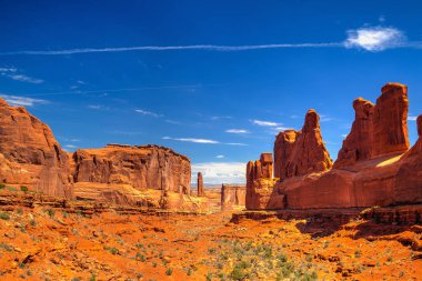 Arches National Park, Moab, Utah, Amerika Birleşik Devletleri. Güneydoğu Colorado Nehri tarafından sınırlanmıştır, 2.000'den fazla doğal kumtaşı kemerler site olarak bilinir