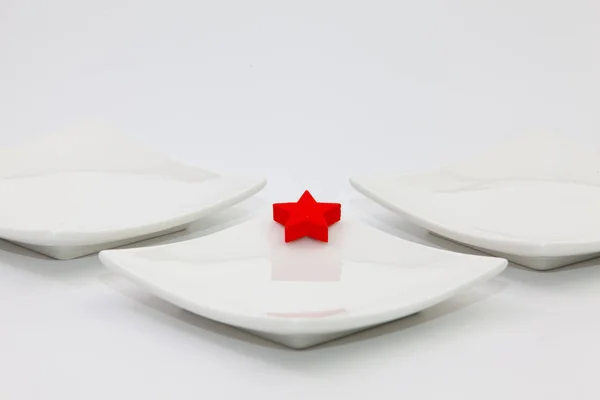 白色桌子上的寿司和红星的陶瓷碗 — 图库照片