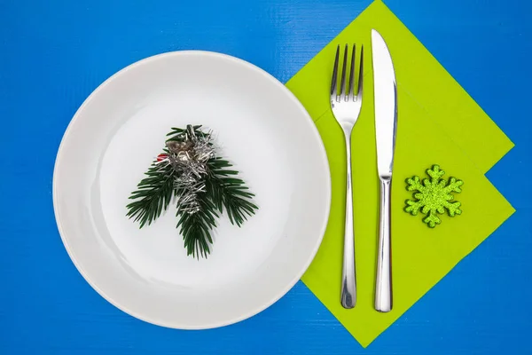 Fehér Lapot Zöld Karácsonyi Dekoráció Kék Fából Készült Asztal Felülnézet — Stock Fotó