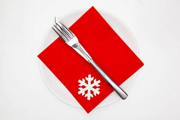 Bílá Deska Červená Vánoční Dekorace Bílý Dřevěný Stůl Pohled Shora — Stock fotografie