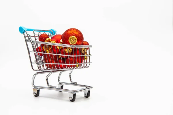 Carrinho Compras Cheio Bolas Vermelhas Natal Fundo Branco — Fotografia de Stock