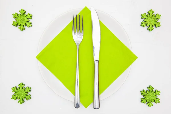 Weißer Quadratischer Teller Und Grüne Weihnachtsdekoration Auf Dem Weißen Holztisch — Stockfoto