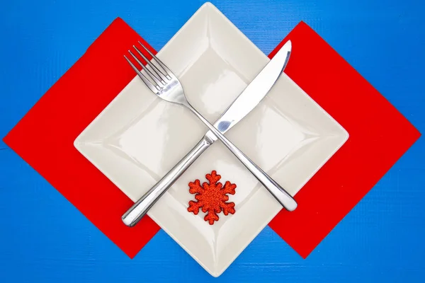Piatto Quadrato Bianco Decorazione Natalizia Rossa Sul Tavolo Legno Blu — Foto Stock
