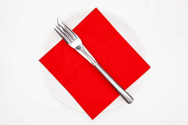 Beyaz Plaka Beyaz Tahta Masada Kırmızı Noel Dekorasyonu Üstten Görünüm — Stok fotoğraf