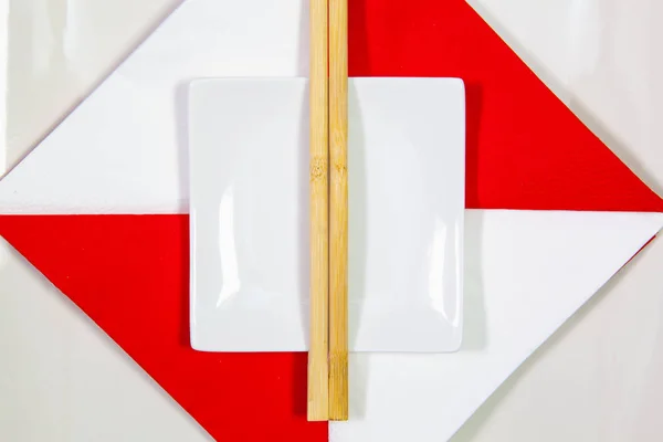 红白装饰寿司的陶瓷碗和竹筷子 — 图库照片