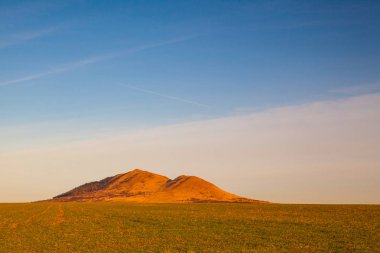 Rana hill. Sonbahar sahne çek bohem Uplands, Çek Cumhuriyeti. Bu parkurunuz süzülürken, eğitim ve operasyon kayma model ve bir paraşüt parkurunuz süzülürken merkezidir.