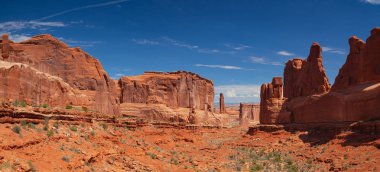 Arches National Park, Moab, Utah, Amerika Birleşik Devletleri. Güneydoğu Colorado Nehri tarafından sınırlanmıştır, 2.000'den fazla doğal kumtaşı kemerler site olarak bilinir.