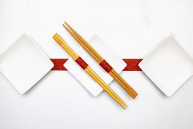 Seramik kaseler ve bambu çubuk kırmızı ve beyaz dekorasyon ile suşi yemek için.