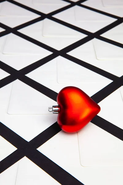 Komposition Mit Weißen Umschlägen Und Rotem Herz Auf Dem Tisch — Stockfoto