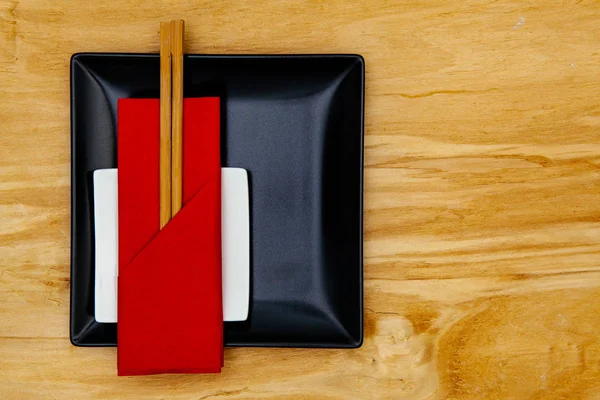 Schwarze Keramikschalen Und Bambusstäbchen Für Sushi Essen Mit Roter Serviette — Stockfoto