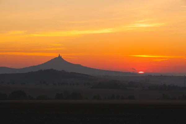 Silueta Del Castillo Hazmburk Amanecer Central Bohemian Uplands República Checa —  Fotos de Stock