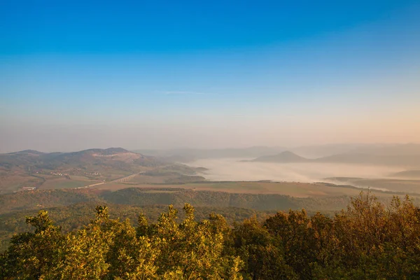 チェコ共和国 中央ボヘミア台地の朝の風景 天然記念物 山の頂上からの眺め — ストック写真