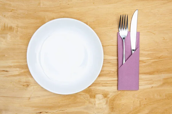 Λευκό Πιάτο Στο Ξύλινο Τραπέζι Κάτοψη Επίπεδη Εμφάνιση Εικόνας — Φωτογραφία Αρχείου