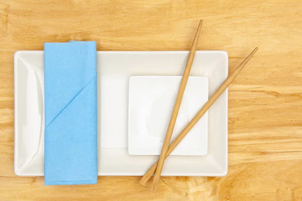 セラミック ボールと青いナプキンと寿司料理の竹箸 — ストック写真
