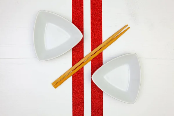 Ceramiczne Miski Bambusowych Pałeczek Jedzenia Sushi Biały Drewniany Stół Widok — Zdjęcie stockowe