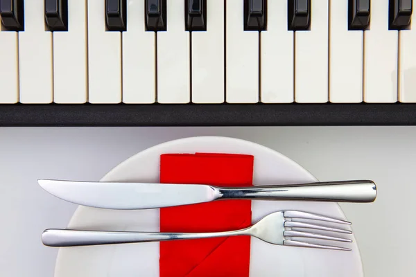 Szimfónia Íze Fehér Lapot Fehér Asztal Zongora Billentyűk Felülnézet Lapos — Stock Fotó