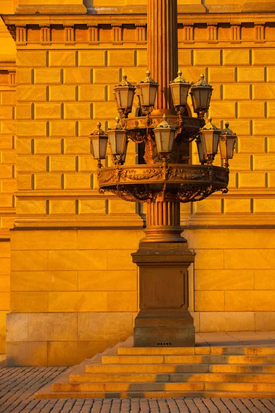 ルドルフィヌム プラハ チェコ共和国の前に歴史街路灯 ルドルフィヌム プラハの建物です それはネオ ルネサンス様式で設計されています 1885 年に開業以来それは音楽とアートに関連付けられています — ストック写真