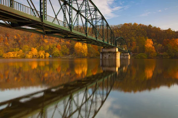 Çek Cumhuriyeti Nde Davle Vltava Nehri Üzerinde Yaya Köprüsü Sonbahar — Stok fotoğraf