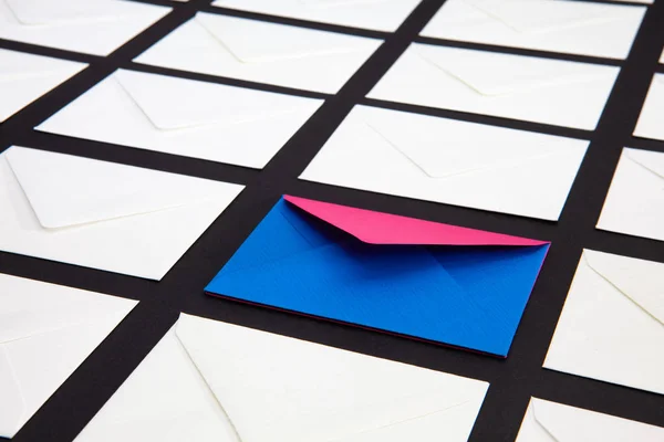 Composition Avec Enveloppes Blanches Bicolores Sur Table Photo Adaptée Pour — Photo