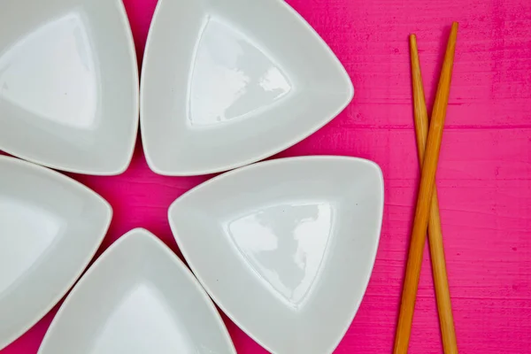 Keramikschalen Und Bambusstäbchen Für Sushi Essen Auf Dem Rosa Holztisch — Stockfoto