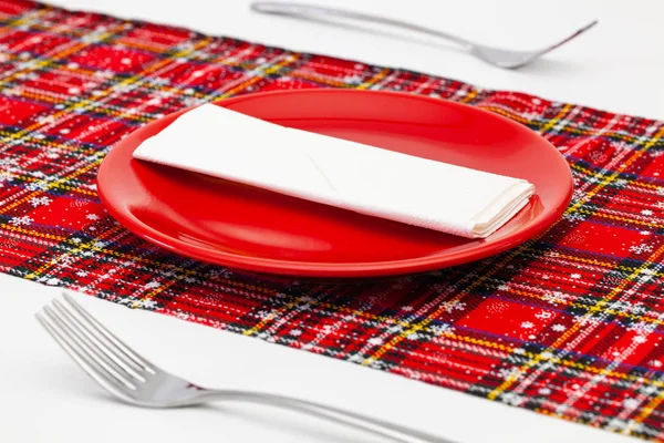 Roter Teller Und Weihnachtsdekoration Auf Dem Weißen Holztisch Flachbild — Stockfoto