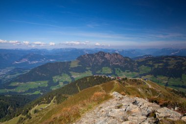 Mountain view. Alpbachtal Tyrol, Austria.One Kitzbuhel Alps Kayak en farklı yerlerde bir vadi olduğunu.