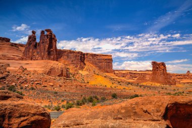 Arches National Park, Moab, Utah, Amerika Birleşik Devletleri. Güneydoğu Colorado Nehri tarafından sınırlanmıştır, 2.000'den fazla doğal kumtaşı kemerler site olarak bilinir
