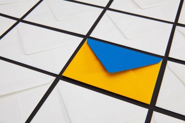 Masanın üzerinde beyaz ve renkli zarflar olan kompozisyon. Çeşitli bayramlar ve yıldönümleri için uygun fotoğraf.