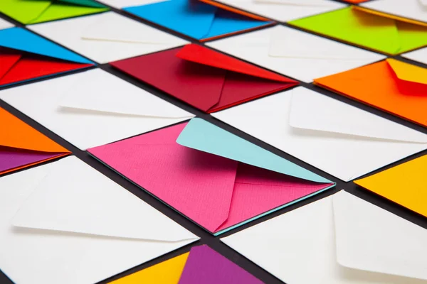 Composition Avec Enveloppes Blanches Colorées Sur Table Photo Adaptée Pour — Photo