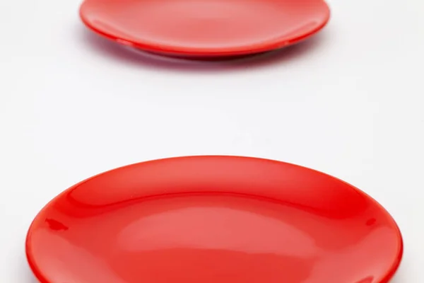 白の木製テーブルの上の赤いプレート 平面図です フラット レイアウト イメージ — ストック写真