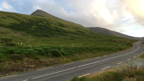 コナーはアイルランドで最も高い峠です ディングル町と反対側の海岸間の半島を横切る道に郡 Kerry のディングル半島の位置します — ストック動画