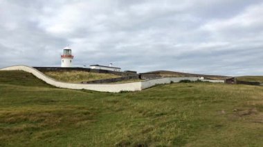 St. Johns Point Deniz Feneri, İrlanda 'nın en uzun yarımadalarından birinin sonunda belirdiğini görmek.
