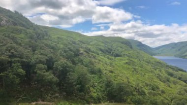 Glenveagh Ulusal Parkı, İrlanda. Glenveagh Ulusal Parkı Donegal hazinelerinden biridir. Donegal 'in kalbinde bulunur ve 16.000 hektardan fazla alanı kapsar. Bu da onu İrlanda' nın en büyük NP 'si yapar..