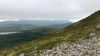 Croagh Patrick dağ Co Mayo, Westport, West Coast İrlanda, Atlantik Okyanusu üzerinden görüntüleyin. Şaşırtıcı doğal deniz ve dağ, yatay, bulutlu gün Adaları.