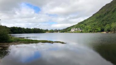 Manzara Kylemore Abbey yakınındaki Kylemore kalede Connemara, County Galway, İrlanda gerekçesiyle 1920 yılında kurulan bir Benedictine Manastırı var. Dünya Savaşı'nda Belçika kaçan Benedictine Rahibe Manastırı kurulmuş.