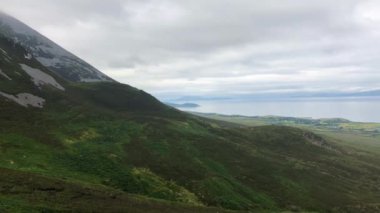 Croagh Patrick dağ Co Mayo, Westport, West Coast İrlanda, Atlantik Okyanusu üzerinden görüntüleyin. Şaşırtıcı doğal deniz ve dağ, yatay, bulutlu gün Adaları.