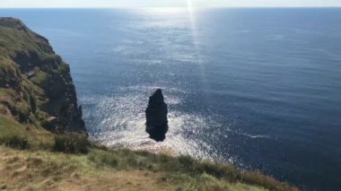 Moher ünlü kayalıklarla County Clare, İrlanda Burren bölge güneybatı kenarında yer alan deniz kayalıklarla vardır. Onlar yaklaşık 14 km koşmak.