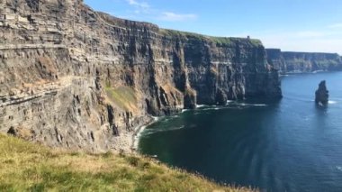 Moher ünlü kayalıklarla County Clare, İrlanda Burren bölge güneybatı kenarında yer alan deniz kayalıklarla vardır. Onlar yaklaşık 14 km koşmak.